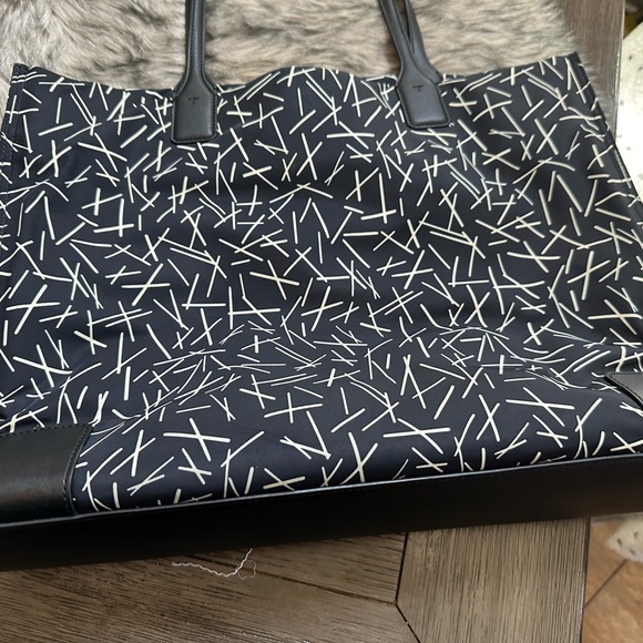 Tory Burch tote holds a lab top and good for mother expecting a baby - Picture 4 of 4